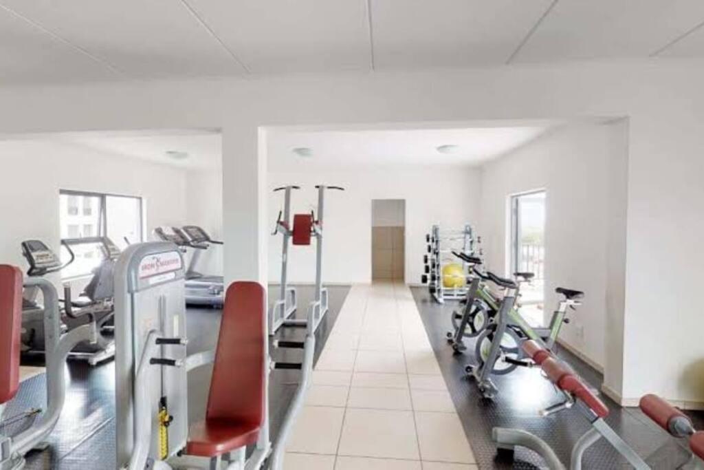 Priceless 2bed, Pool, Gym, Wifi Apartment